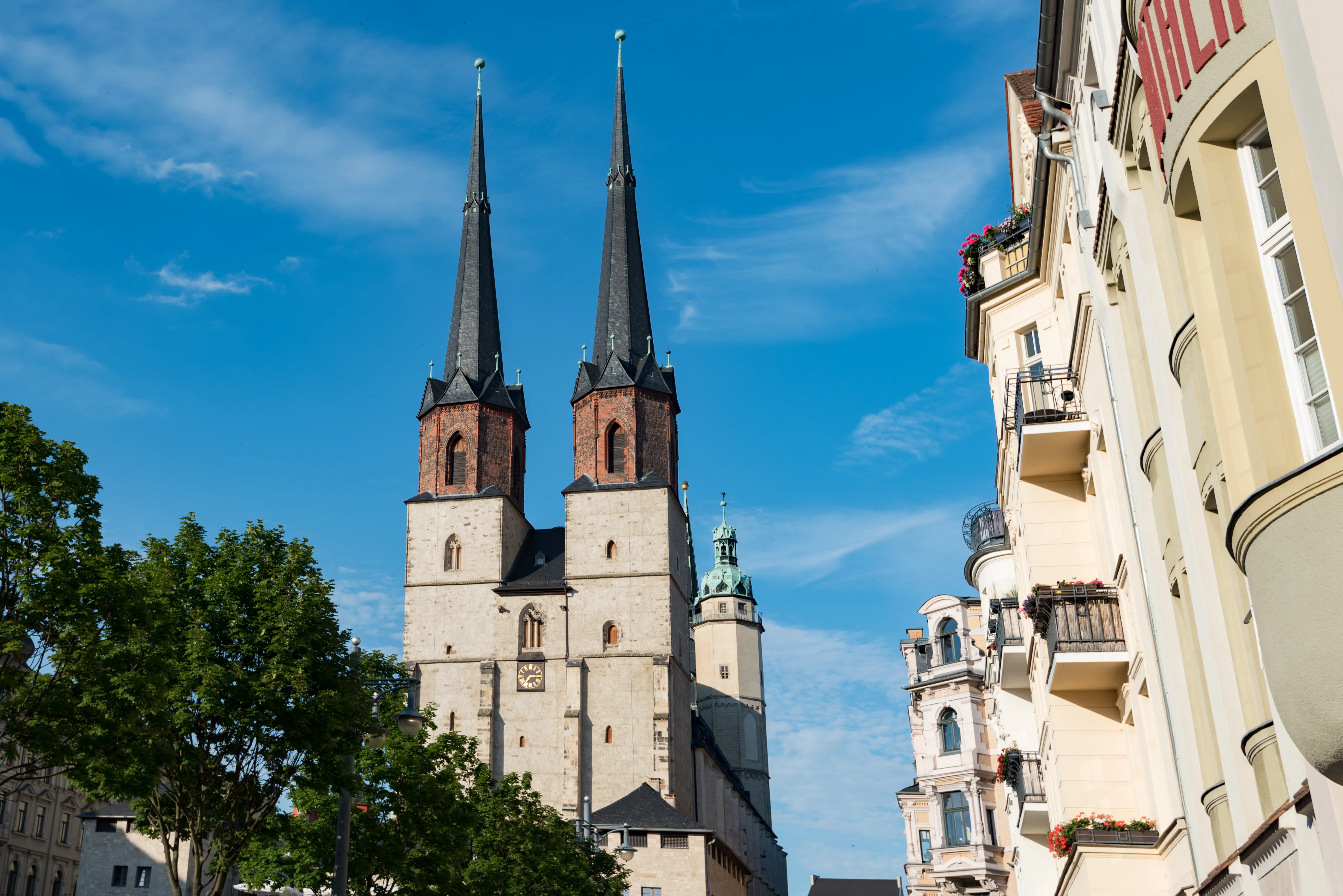 夕阳下的哈勒圣母教堂(Marktkirche)西面双尖塔,映着湛蓝的天空